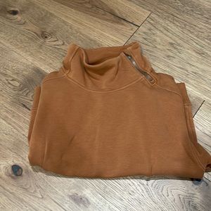 Turtleneck fleece sweatshirt with the zip up neck